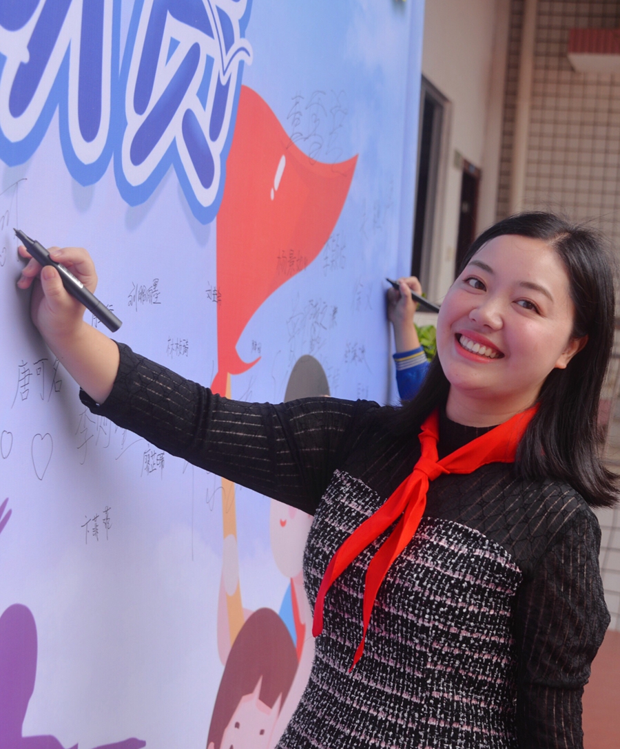 龙丽,中共党员,音乐二级教师,现任湖南师范大学附属小